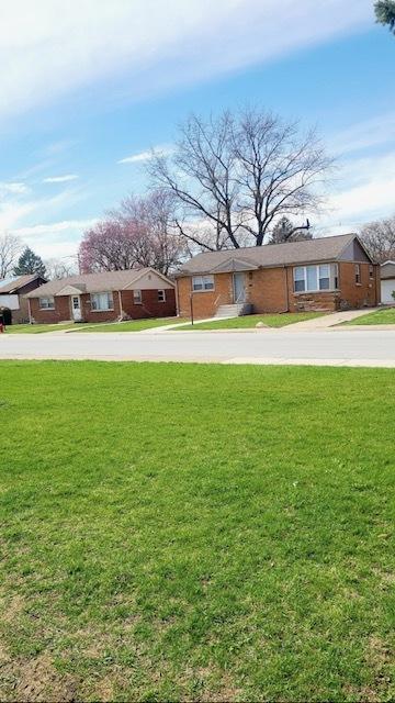 15562 Gouwens Ln, South Holland, IL 60473 - ranch-style home featuring a front lawn and a residential view