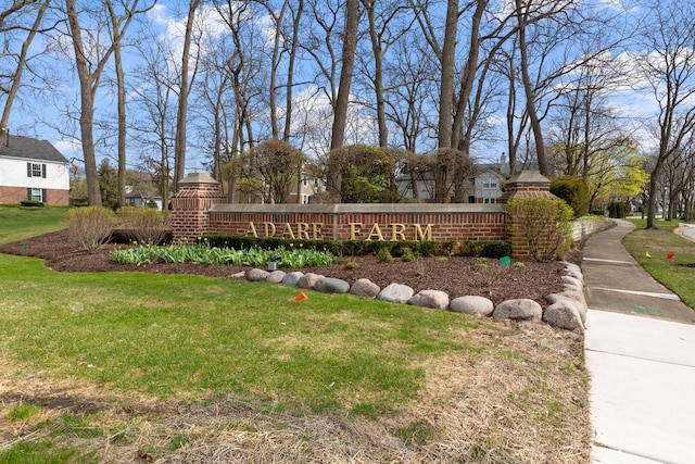 community / neighborhood sign featuring a yard