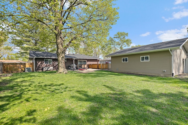 view of yard featuring a patio