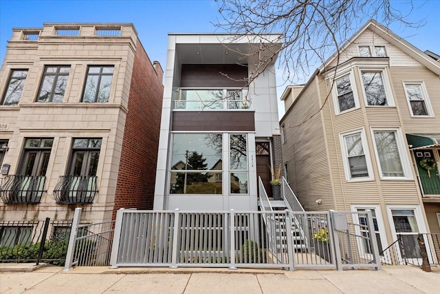 view of front of home featuring a fenced front yard