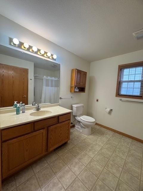 full bath featuring a shower with curtain, toilet, visible vents, baseboards, and vanity