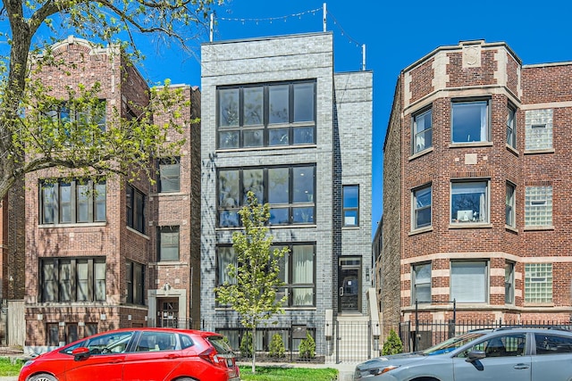 1462 W Winnemac Ave Unit 2, Chicago, IL 60640 - view of property with a fenced front yard