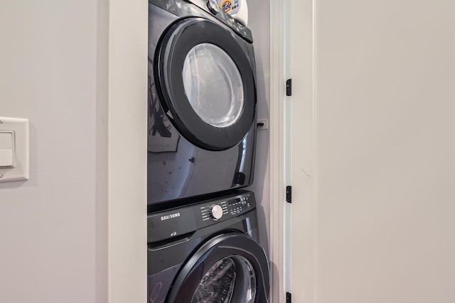 1462 W Winnemac Ave Unit 2, Chicago, IL 60640 - laundry area with laundry area and stacked washer / dryer
