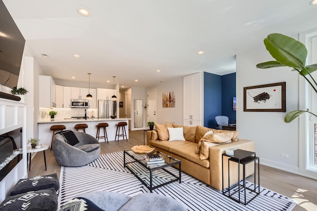 1462 W Winnemac Ave Unit 2, Chicago, IL 60640 - living room featuring light wood-style flooring, baseboards, and recessed lighting