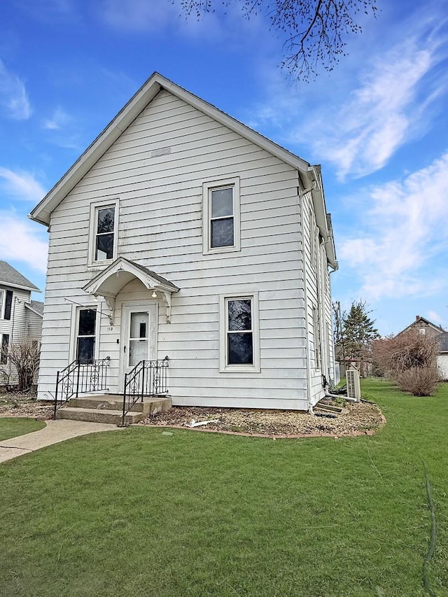 traditional-style home featuring a front yard