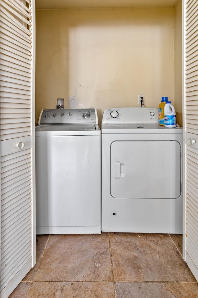 laundry area with laundry area and washer and clothes dryer