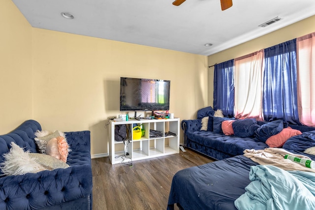 living area with a ceiling fan, baseboards, recessed lighting, wood finished floors, and visible vents