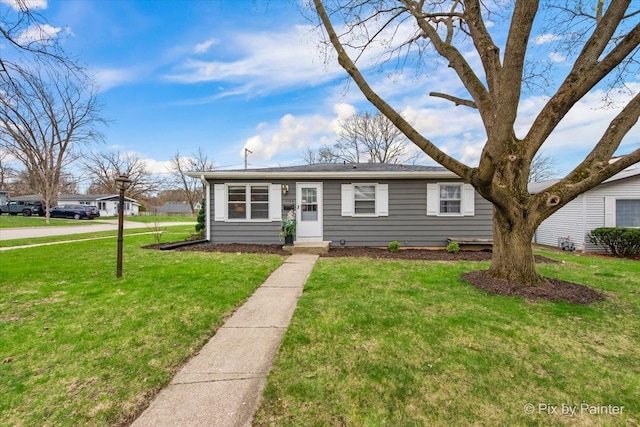 view of front of property featuring a front lawn