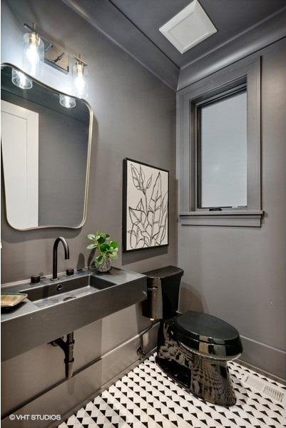 bathroom featuring a sink