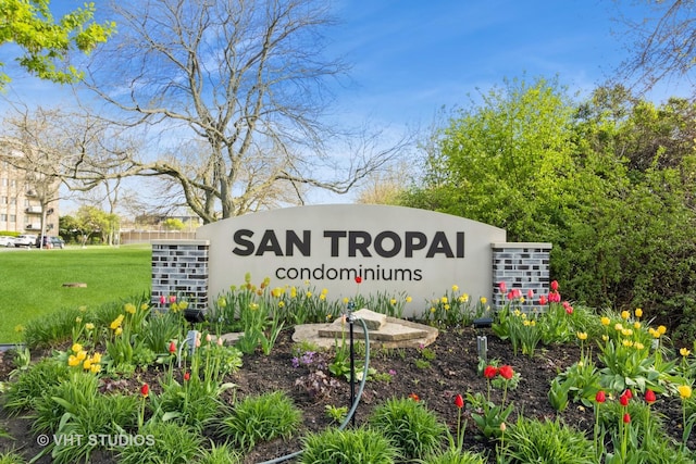 community sign with a yard