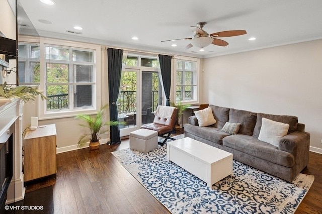 living area featuring a ceiling fan, recessed lighting, baseboards, dark wood finished floors, and visible vents