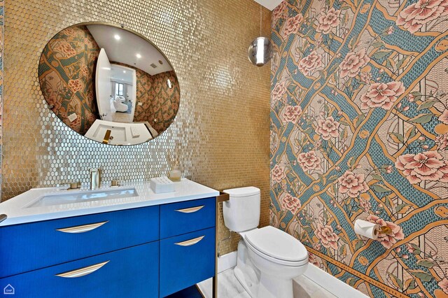 305 S Racine Ave Ph-A, Ph-A Chicago, IL 60607 - bathroom featuring tile walls, vanity, and toilet