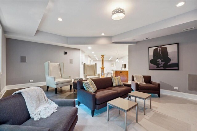 living room featuring recessed lighting, visible vents, and baseboards