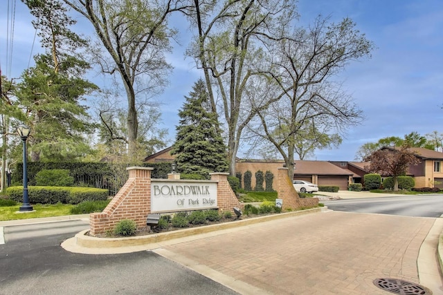 community sign with decorative driveway