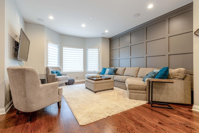 living area featuring recessed lighting, baseboards, and dark wood-style flooring