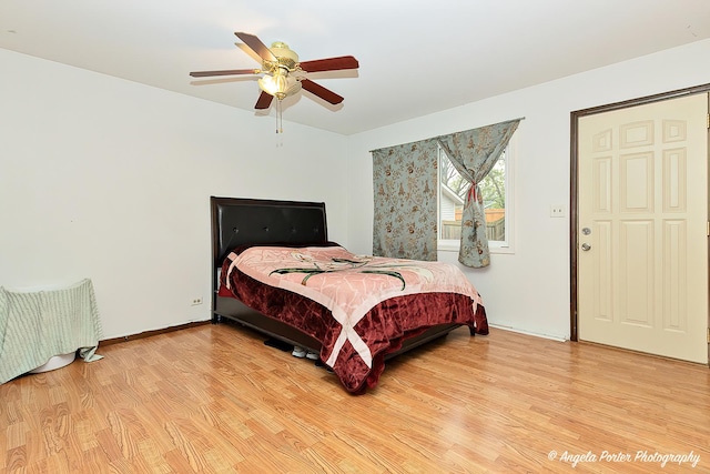 bedroom with baseboards, light wood-style floors, and ceiling fan