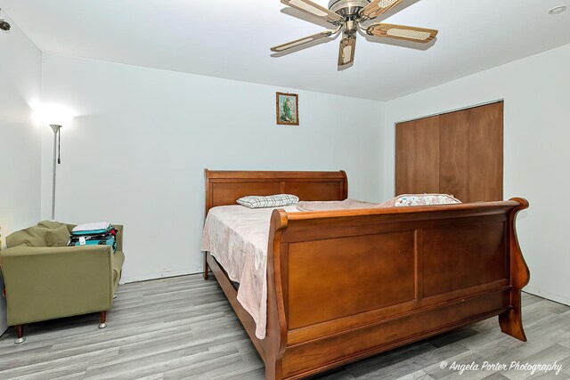 bedroom featuring light wood-style flooring and a ceiling fan