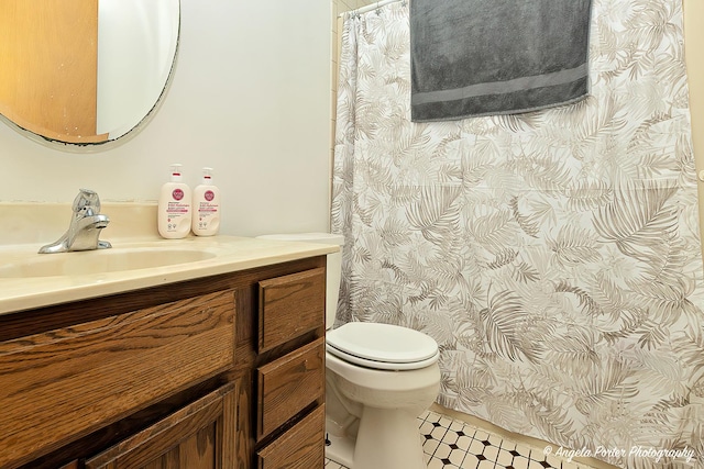 bathroom featuring wallpapered walls, toilet, vanity, and a shower with curtain