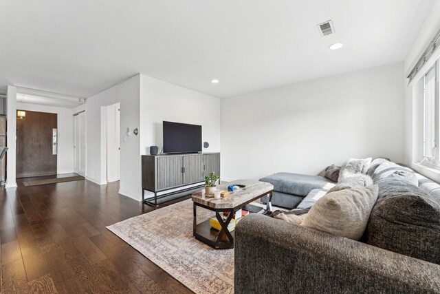 living room with recessed lighting, baseboards, visible vents, and dark wood-type flooring