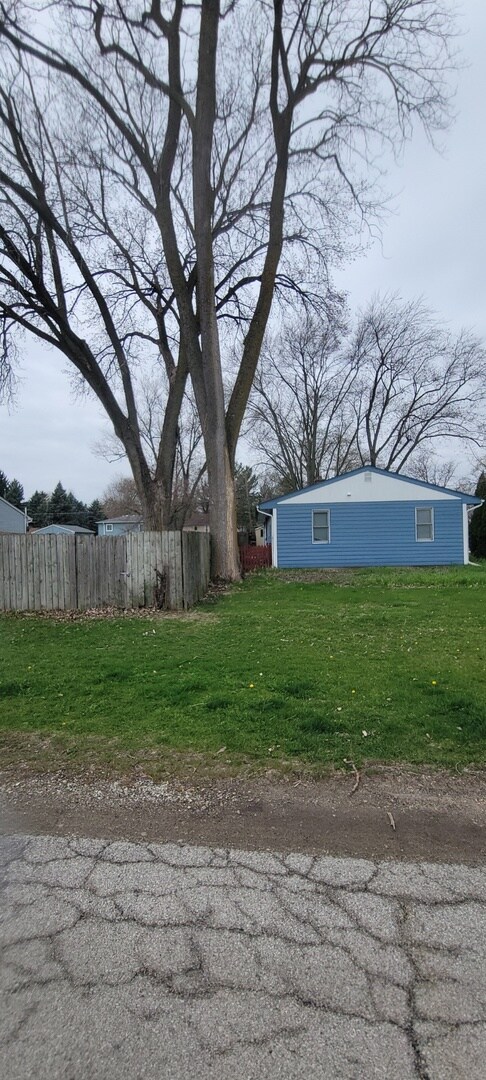 27W543 Wilbur Ave, Warrenville, IL 60555