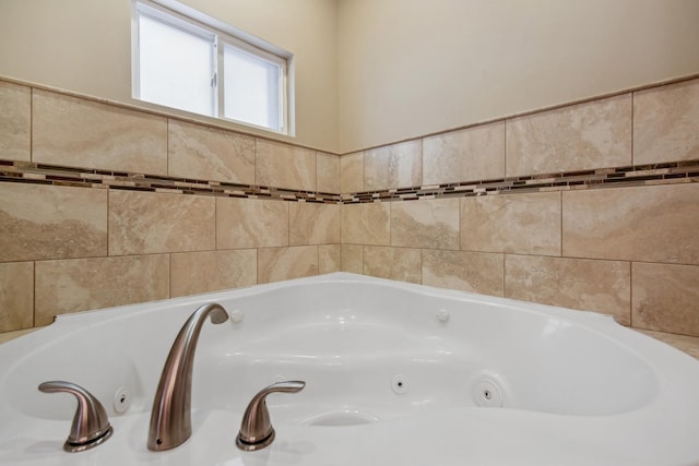 6029 N Ridge Ave, Chicago, IL 60660 - full bath featuring a whirlpool tub