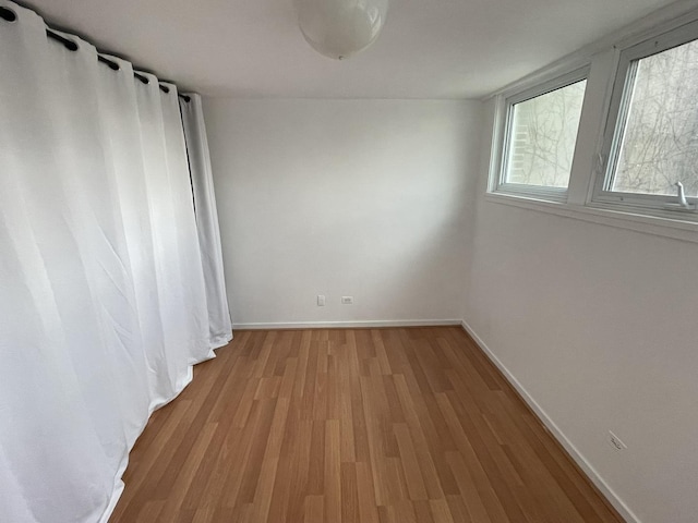 5517 S Dorchester Ave, Chicago, IL 60637 - unfurnished room with baseboards and light wood-style flooring