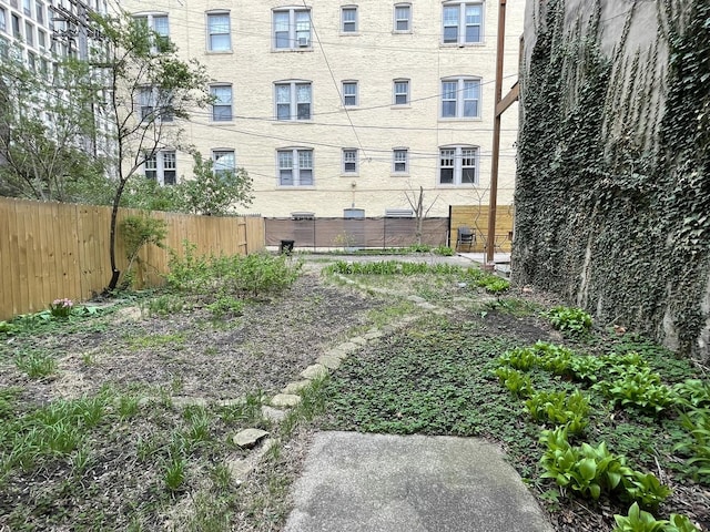5517 S Dorchester Ave, Chicago, IL 60637 - view of yard featuring fence