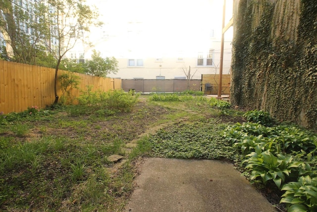 5517 S Dorchester Ave, Chicago, IL 60637 - view of yard featuring fence