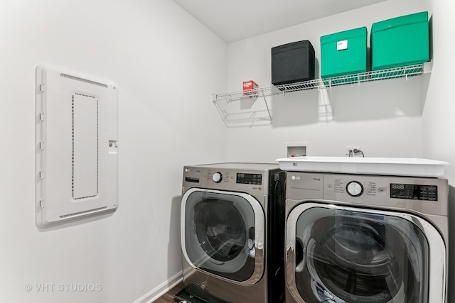 laundry area with baseboards, laundry area, and washer and clothes dryer