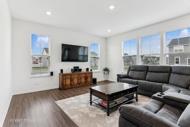 living area featuring dark wood-type flooring, recessed lighting, and baseboards