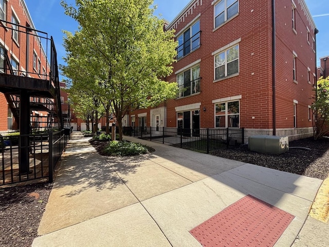 343 E 25th Pl Unit 18C, Chicago, IL 60616 - surrounding community featuring fence