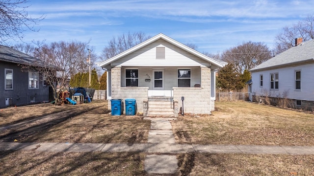 view of front of property featuring fence and a porch