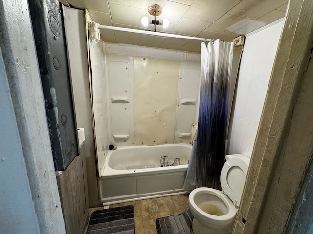 full bath with shower / tub combo with curtain and toilet