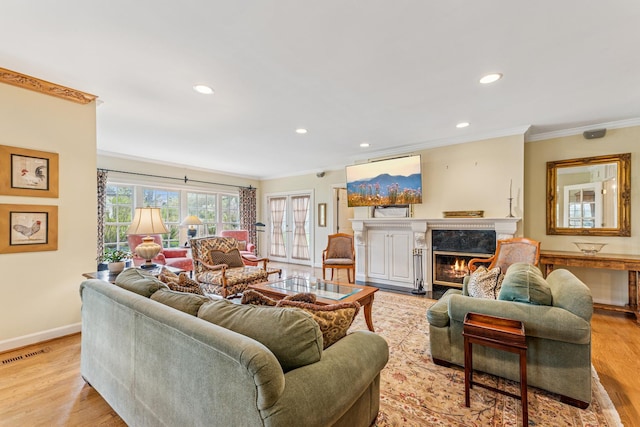 1135 Buttonwood Ln, Northbrook, IL 60062 - living room featuring baseboards, recessed lighting, visible vents, and crown molding