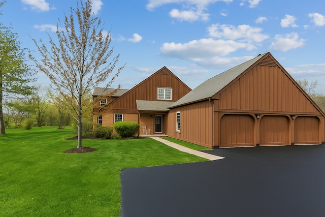 1135 Buttonwood Ln, Northbrook, IL 60062 - view of front facade with a front lawn, driveway, and roof with shingles