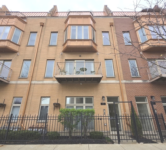 view of apartment building / complex