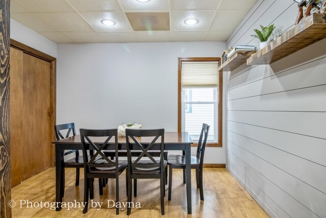 dining area with light wood finished floors, a paneled ceiling, baseboards, and recessed lighting