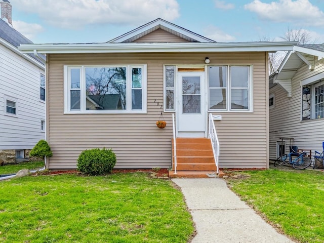 292 W 15th Pl, Chicago Heights, IL 60411 - bungalow-style home featuring a front lawn