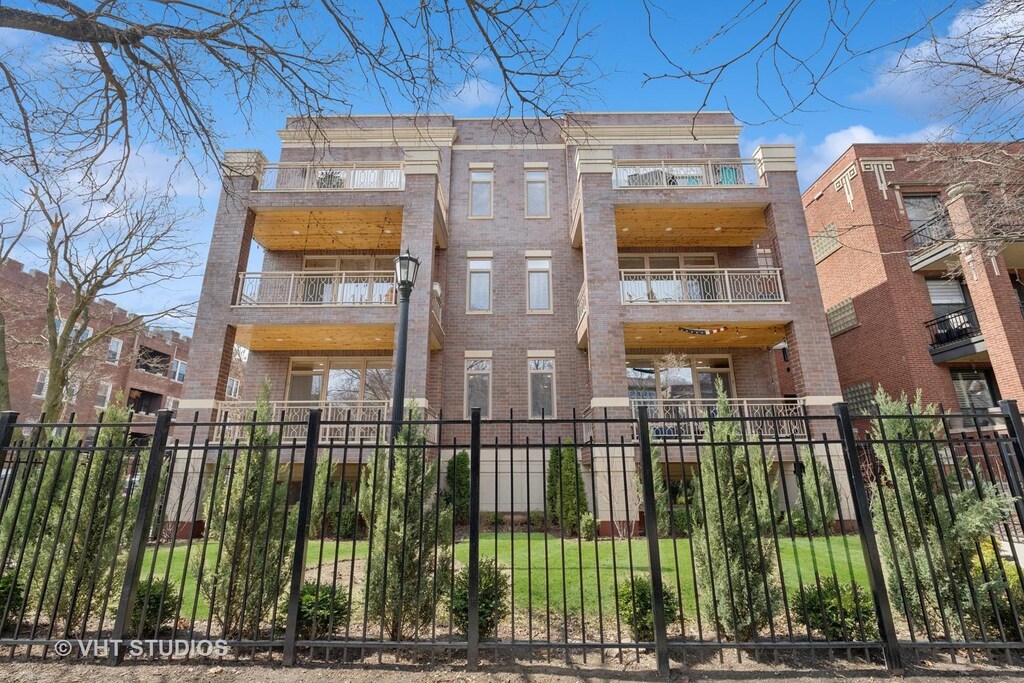 1346 W Sunnyside Ave Unit 1A, Chicago, IL 60640 - view of property featuring fence private yard