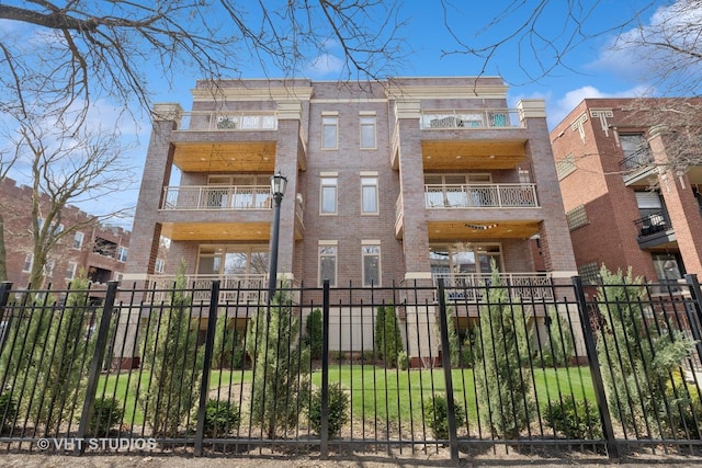 1346 W Sunnyside Ave Unit 1A, Chicago, IL 60640 - view of property featuring fence private yard