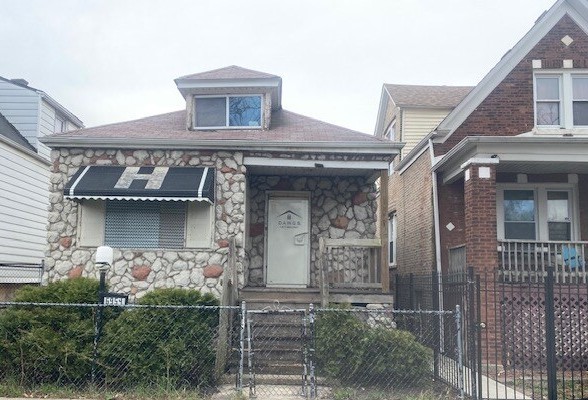 6954 S Honore St, Chicago, IL 60636 - view of front of property with a fenced front yard, covered porch, and a gate