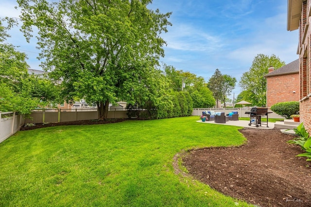 325 Bonnie Brae Ave, Itasca, IL 60143 - fenced backyard featuring an outdoor living space and a patio area