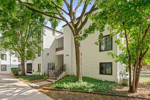 330 W Miner St Unit 1B, Arlington Heights, IL 60005 - view of building exterior with stairway