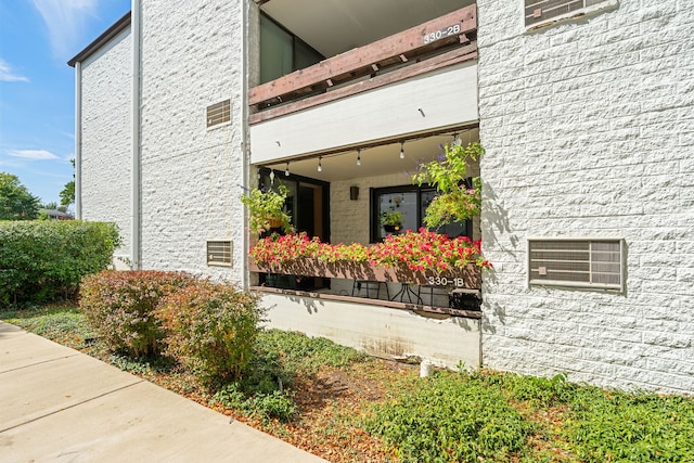 330 W Miner St Unit 1B, Arlington Heights, IL 60005 - view of side of home