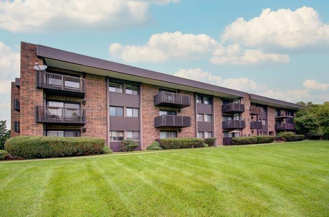 view of apartment building / complex