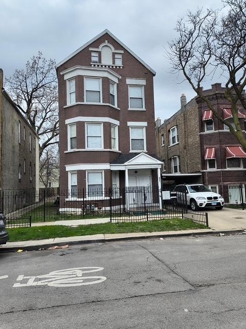 view of front of property with a fenced front yard