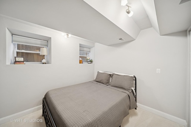6122 S Greenwood Ave Unit 1S, Chicago, IL 60637 - bedroom featuring baseboards and lofted ceiling
