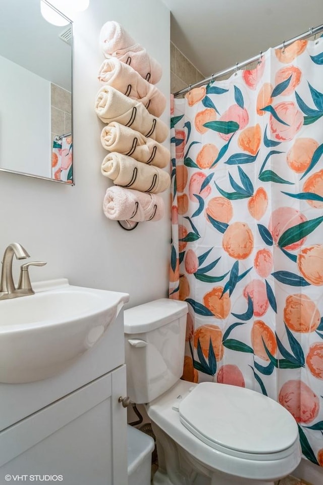 full bath with vanity, curtained shower, and toilet