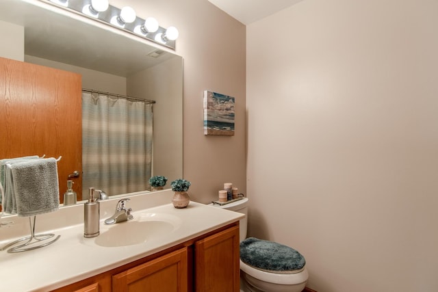 full bathroom featuring curtained shower, toilet, and vanity