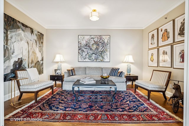 living room featuring baseboards, ornamental molding, and wood finished floors